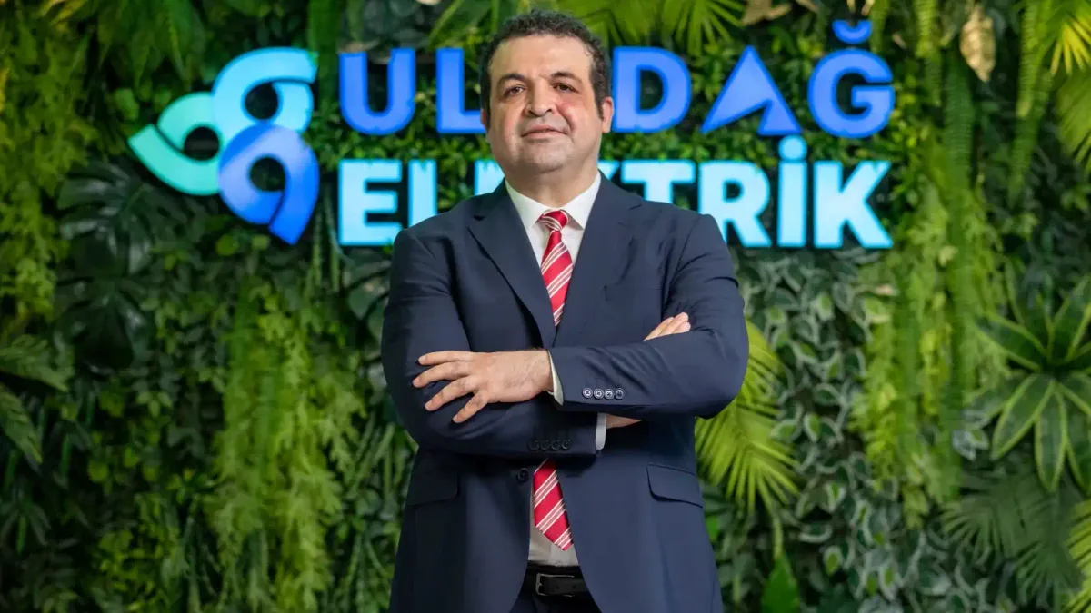 Elektrik sayaçları ve fatura hesaplaması yapan bir işletme yetkilisinin ofis ortamındaki görseli.