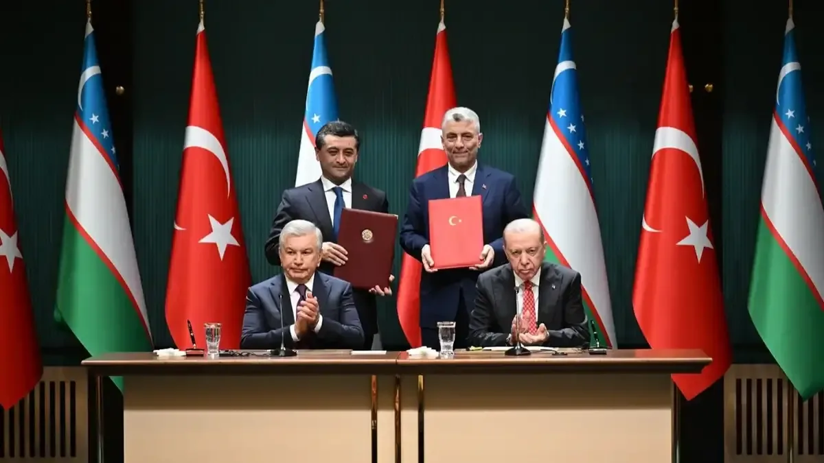 Türkiye ve Özbekistan liderleri anlaşma imza töreninde.