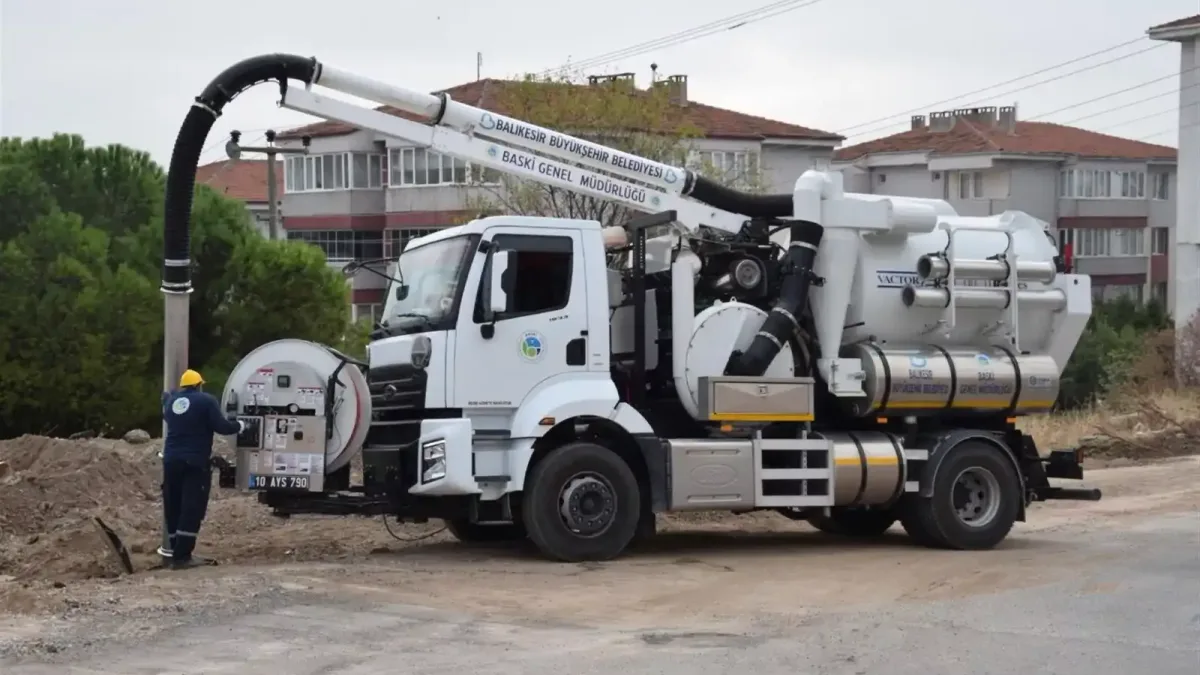 BASKİ'nin yeni vactorleri sahada çalışırken