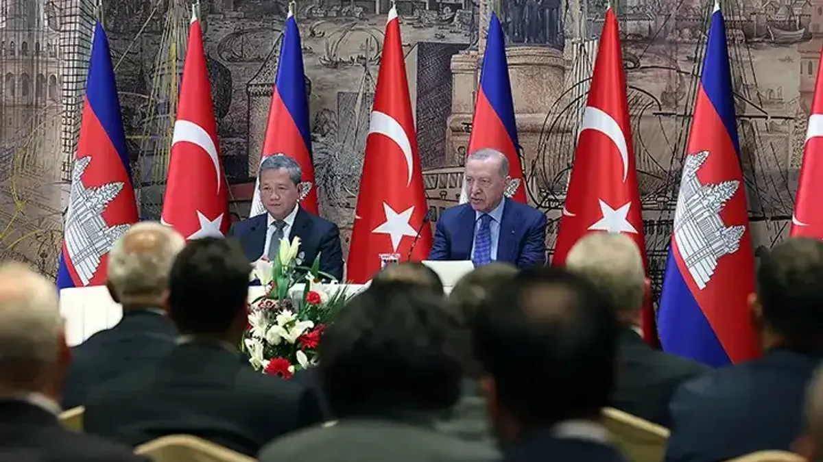 Cumhurbaşkanı Erdoğan, Kamboçya Başbakanı ile basın toplantısında.