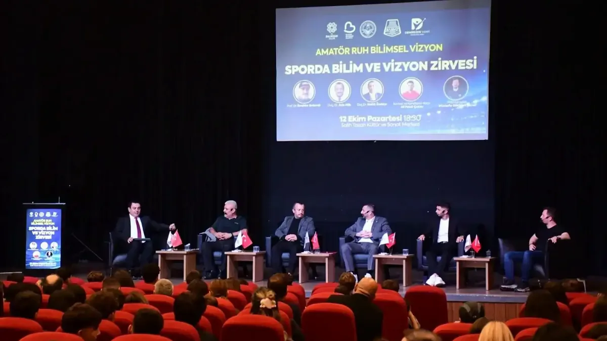 Genç sporcular için bilimsel vizyon sunan panelin katılımcıları.