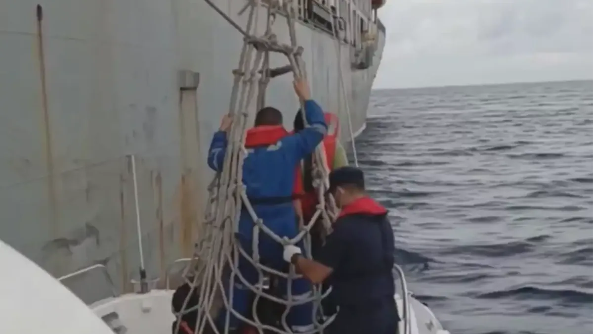 Kaş açıklarında yaralanan gemi mürettebatı kurtarıldı.