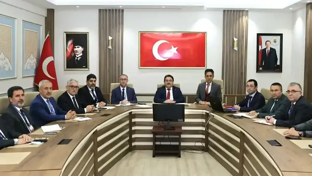 Sakarya İl Millî Eğitim Müdürlüğü toplantı salonunda eğitim değerlendirme toplantısı