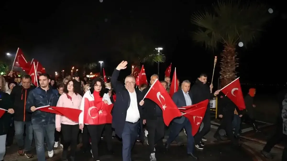 Edremit Cumhuriyet Bayramı fener alayı ve Kıraç konseri