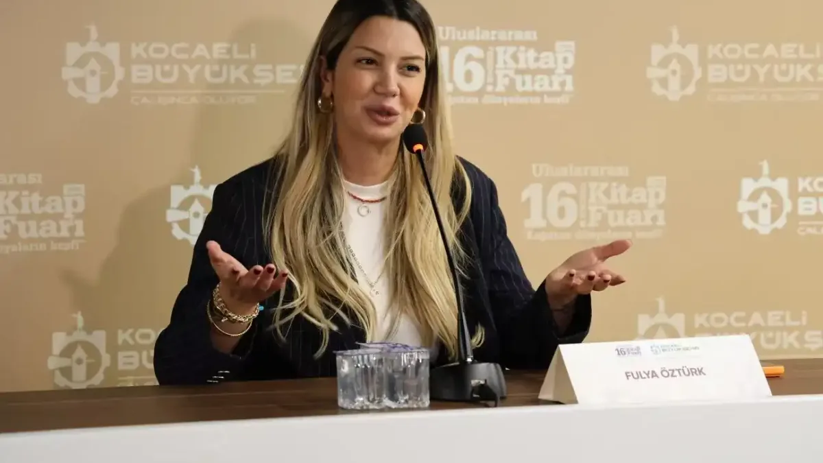 Fulya Öztürk, Kocaeli Kitap Fuarı'nda düzenlenen söyleşide konuşma yaparken.