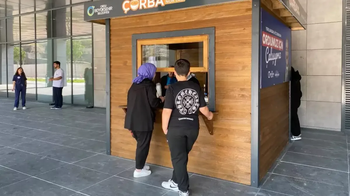 Ordu Şehir Hastanesi'nde gerçekleştirilen ücretsiz çorba ikramı.