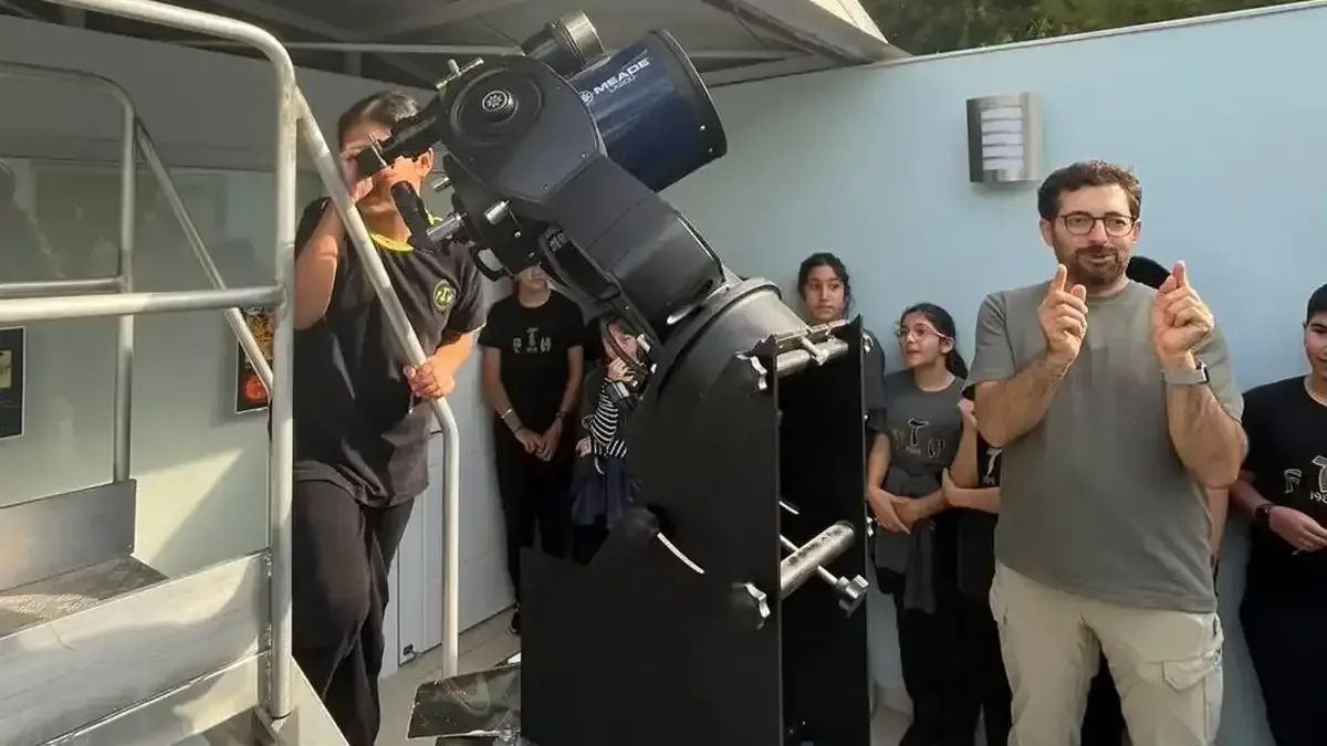 Öğrenciler teleskoplarla gökyüzünü gözlemliyor
