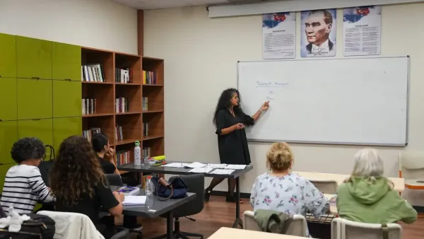 Maltepe Belediyesi dil kurslarında öğrenciler ders çalışıyor.