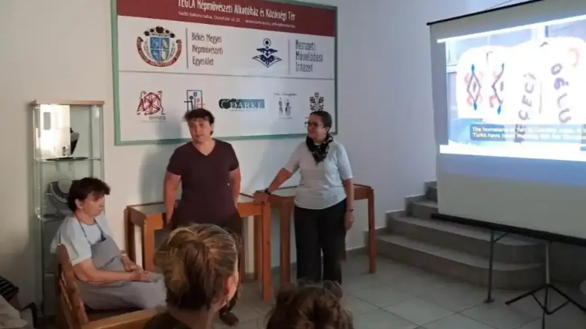 Macaristan'daki atölye çalışmasında geleneksel keçe ve nakış motiflerini işleyen katılımcılar ve eğitmen.