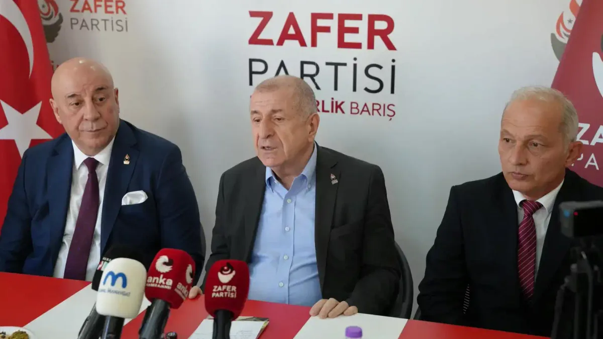 Ümit Özdağ, Manavgat'ta basın toplantısı düzenliyor.