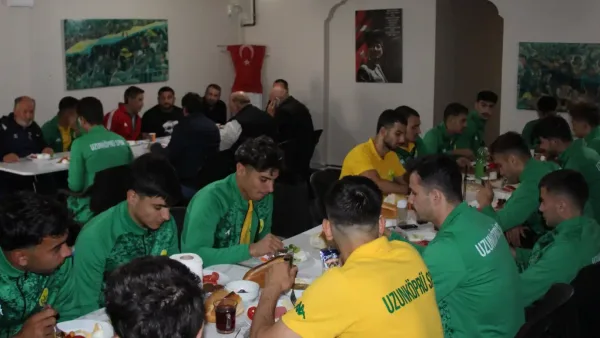 Uzunköprüspor futbolcuları ve yönetimi, kahvaltı etkinliğinde bir araya geldi.