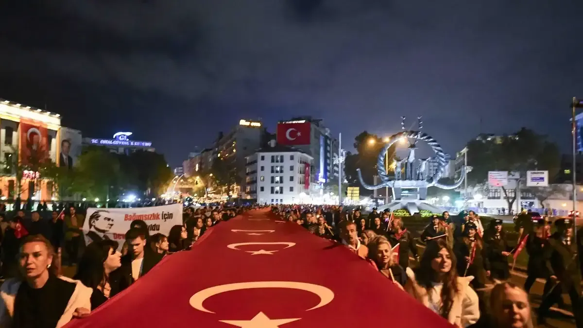 Zafer Meydanı’nda Cumhuriyet Bayramı kutlamalarında ellerinde meşale ve Türk bayraklarıyla yürüyen kalabalık