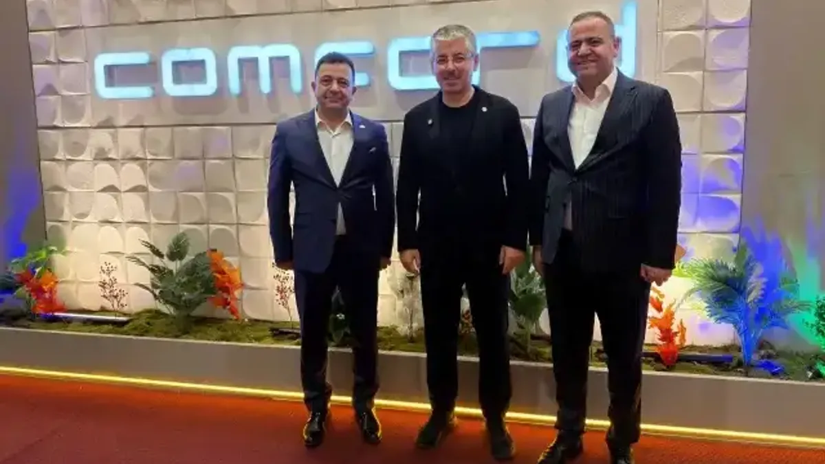 Şaban Çopuroğlu ANAMOB Fuarı alanında mobilya üreticileri ve stantları incelerken