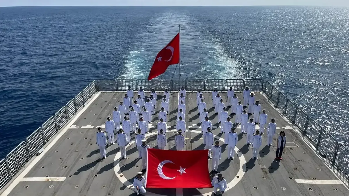 Somali açıklarında görev yapan Türk savaş ve sondaj gemileri