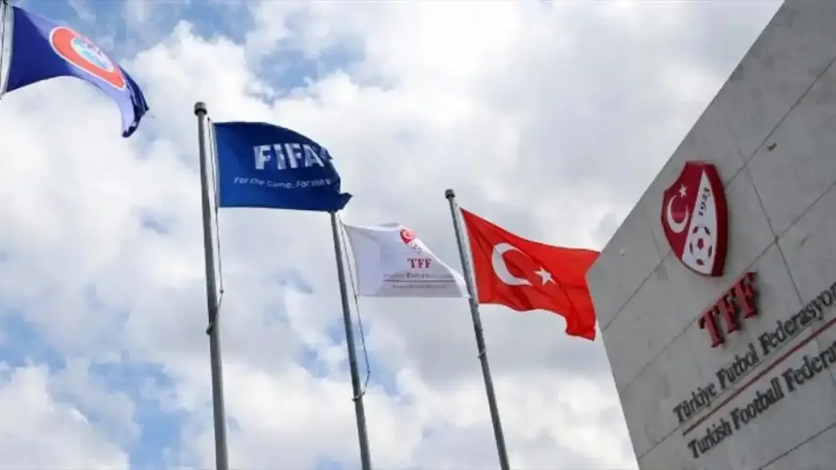 Süper Lig futbol maçında taraftarlar ve tribünler