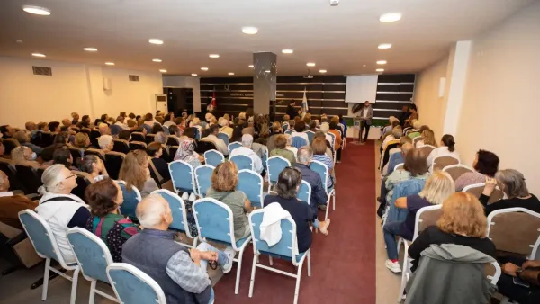 Narlıdere 3. Yaş Üniversitesi'nin açılış dersinden bir görüntü.