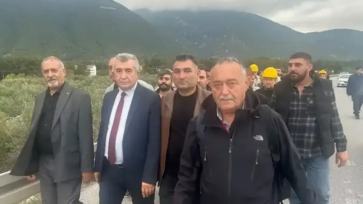 Soma'da madencilerin maaş talepleri için yürüyüşü jandarma engelledi.