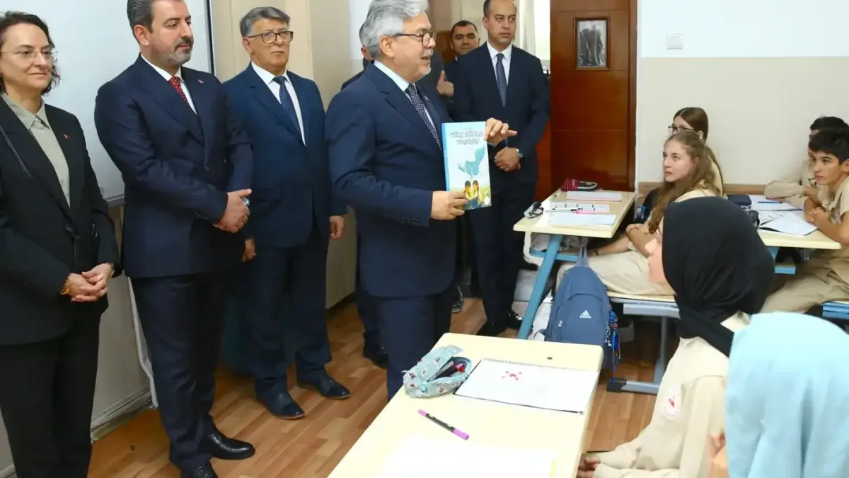 MEB, Azerbaycan'daki öğrencilere iki önemli eser sundu