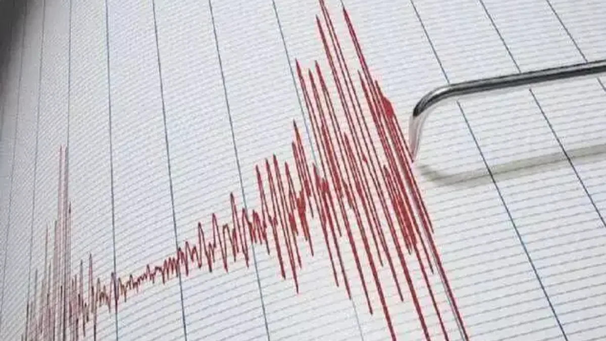 Deprem sismograf dalgaları ve harita üzerinde merkez üssünü gösteren dijital grafik görseli.