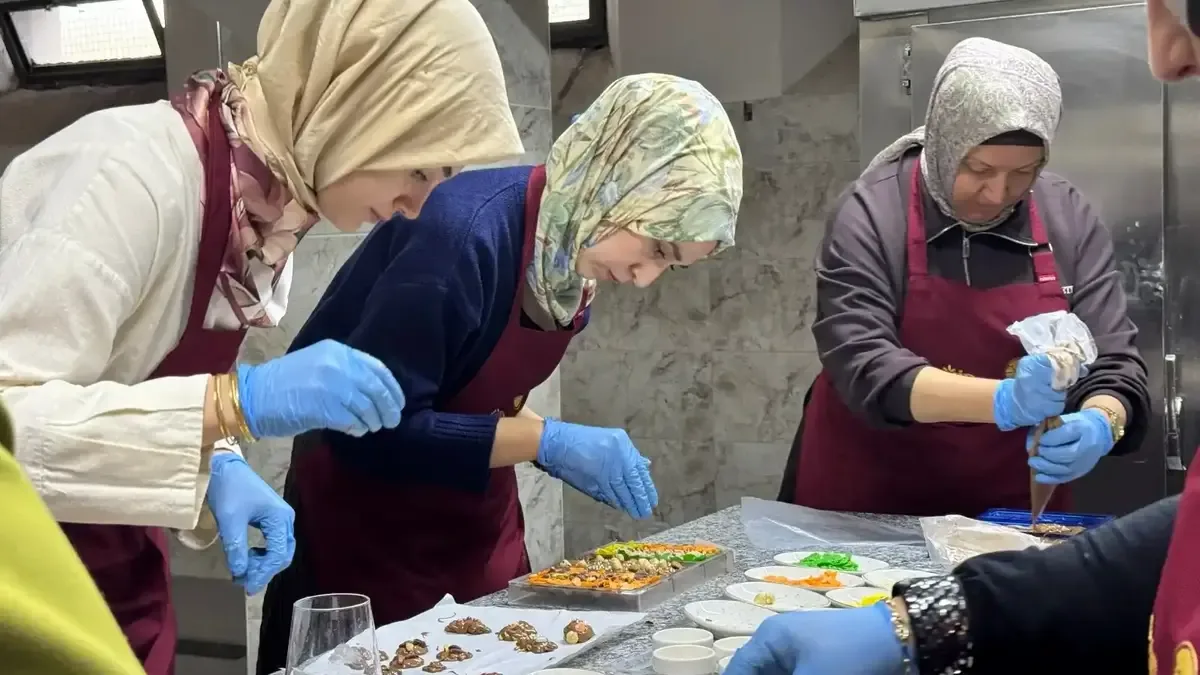 Çikolata ve çiçek atölyesinde etkinlik yapan katılımcılar