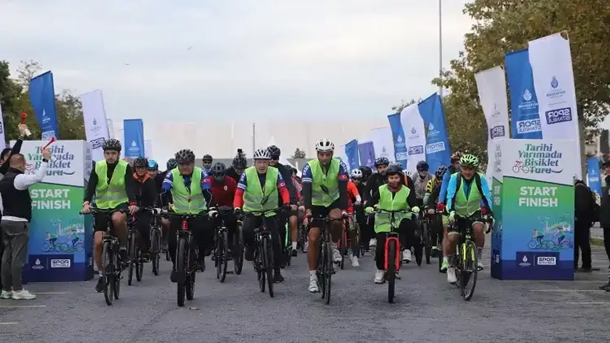 Tarihi Yarımada manzarası eşliğinde pedal çeviren bisikletliler ve Ayasofya silüeti.