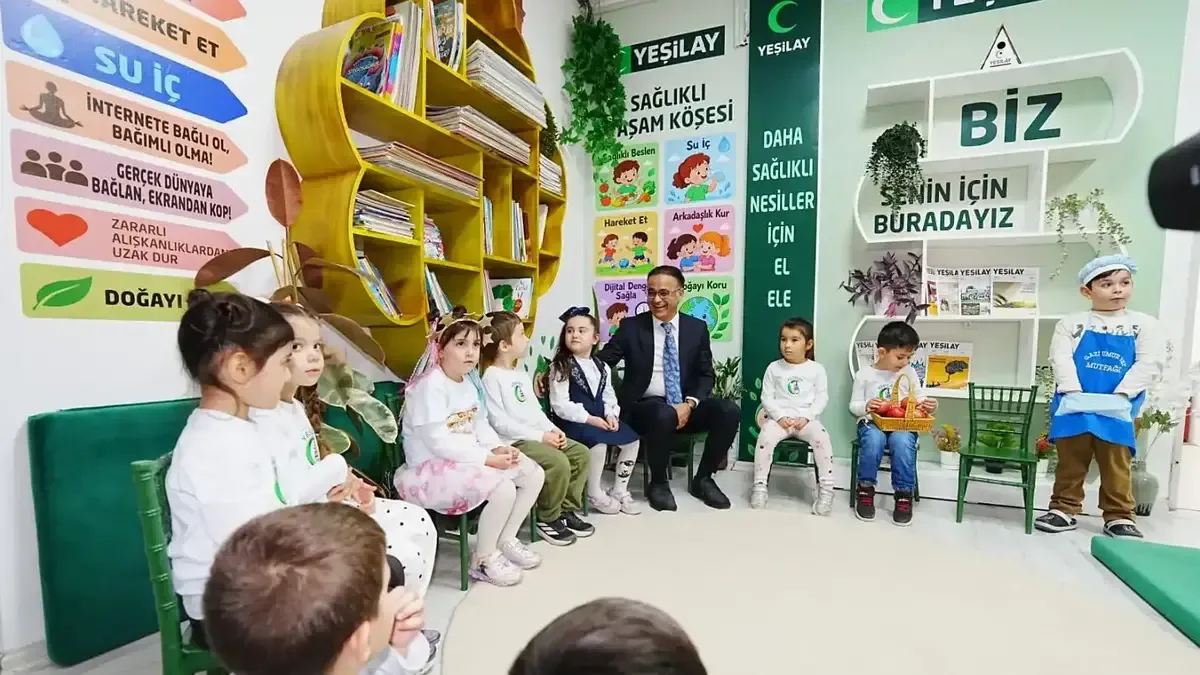 İzmir okullarında oluşturulan Yeşilay köşeleri ile sağlıklı yaşam bilinci artırılıyor.