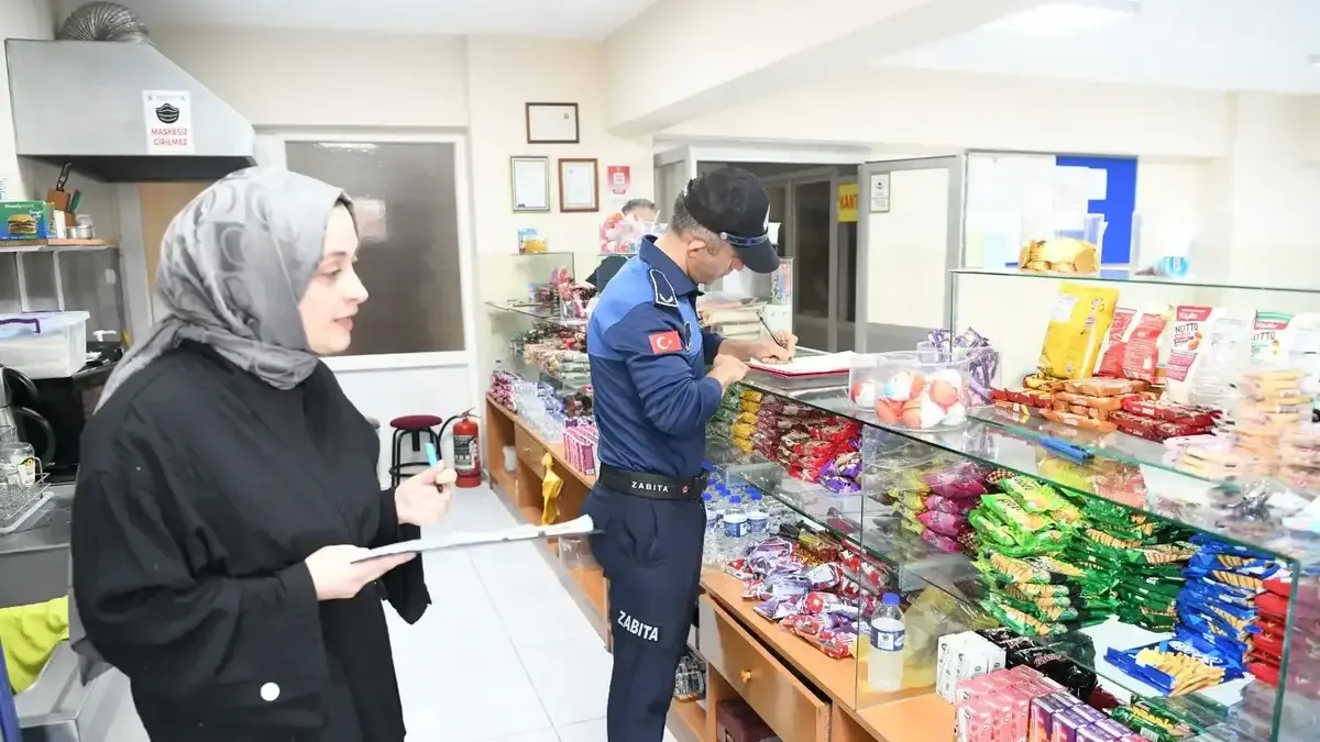 Trabzon'da okul kantinlerinde yapılan denetim görüntüleri.