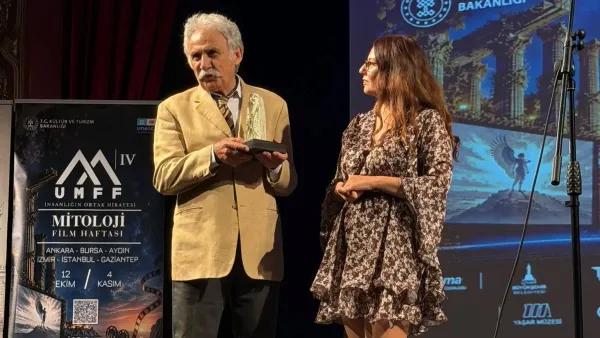 Ankara'da düzenlenen kültürel festivalde ödül töreni.