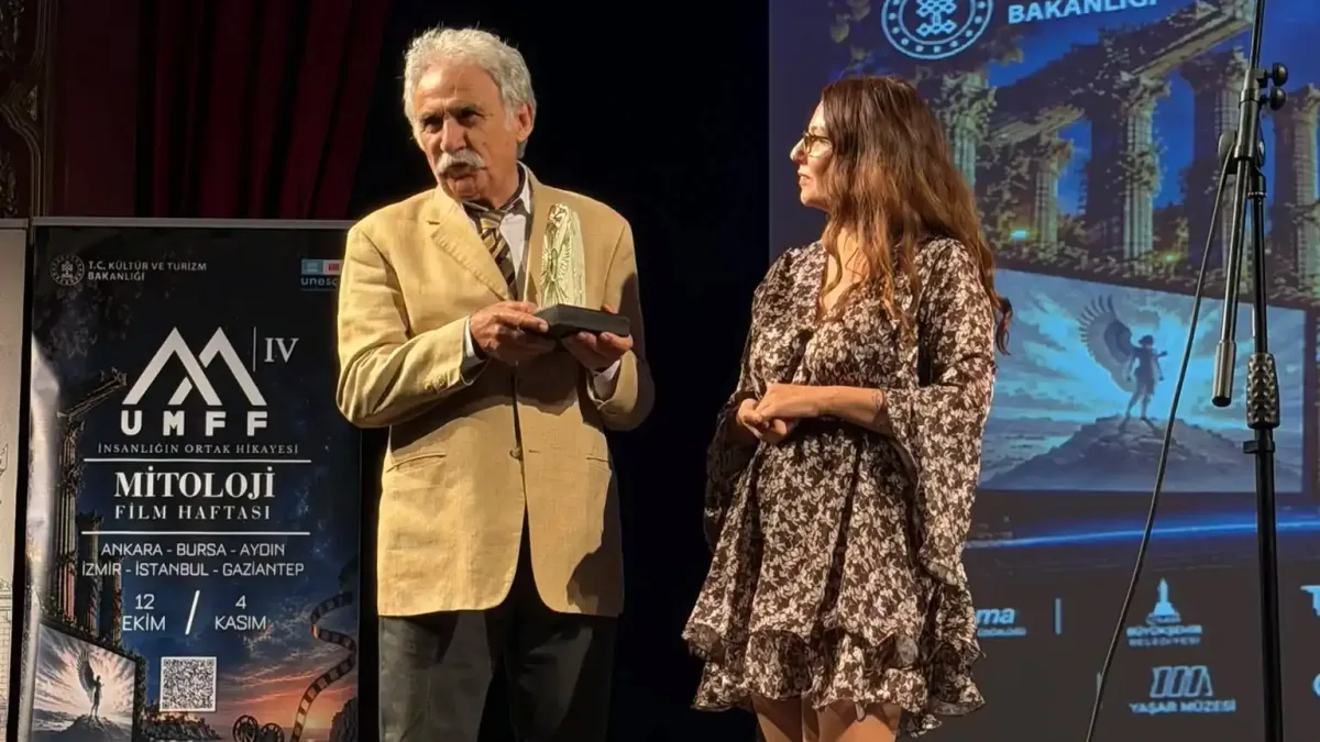 Ankara'da düzenlenen kültürel festivalde ödül töreni.