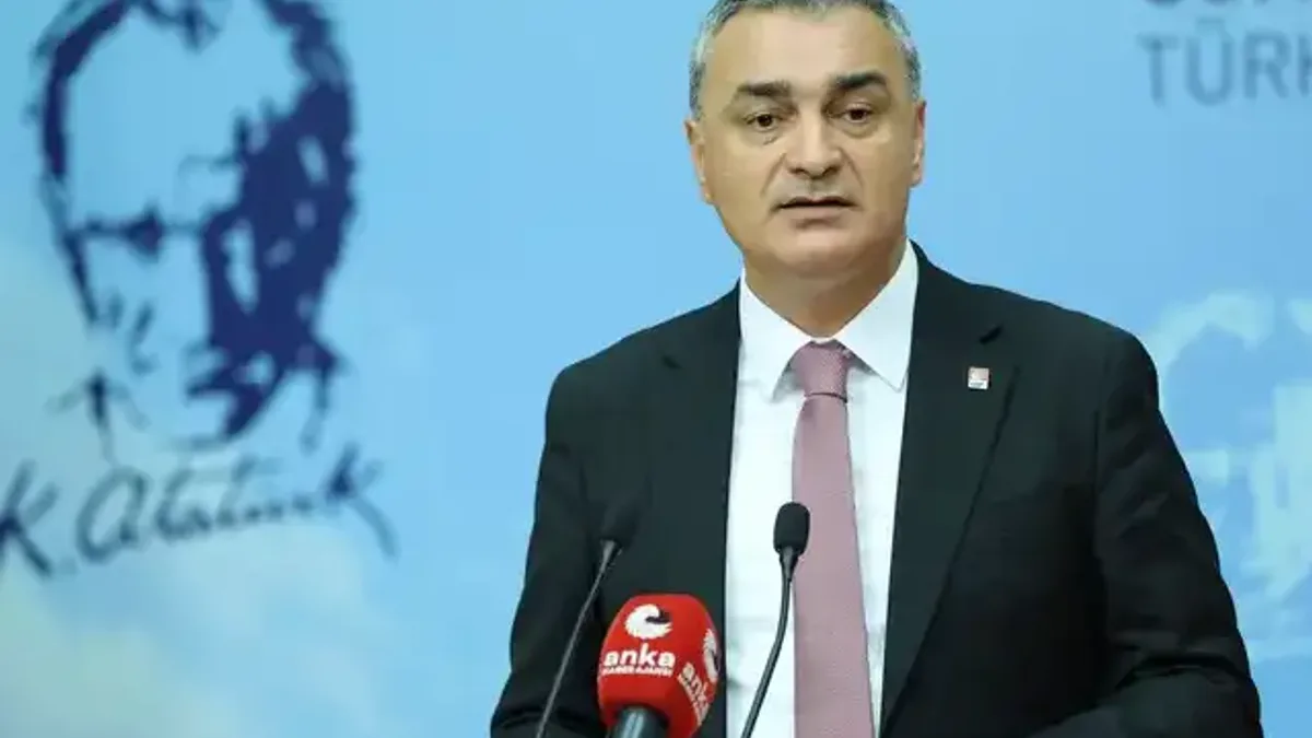 Müslim Sarı basın toplantısında konuşuyor.