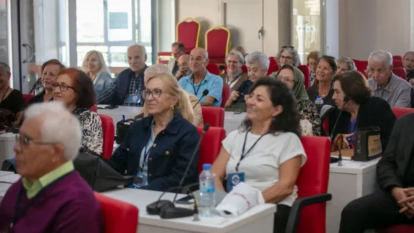 Güzelbahçe 3. Yaş Üniversitesi yeni dönem açılışında bir araya gelen katılımcılar.