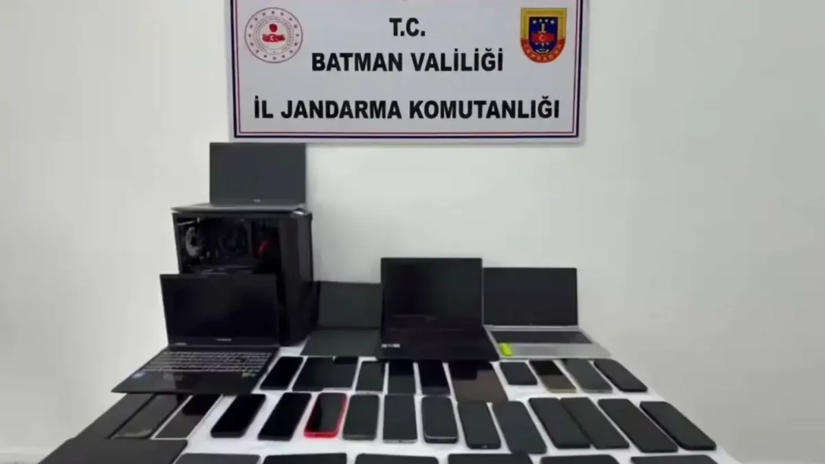 Yasa dışı bahis operasyonunda yakalanan şüpheliler.
