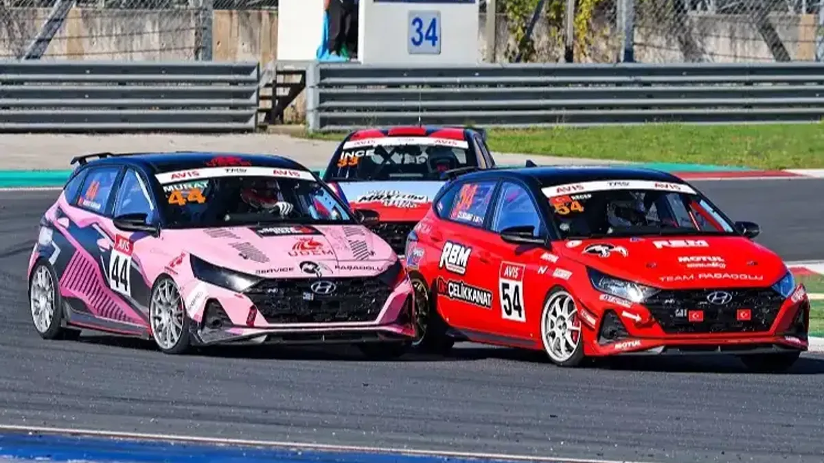 İstanbul Park pistinde virajı dönen GT ve touring yarış otomobilleri