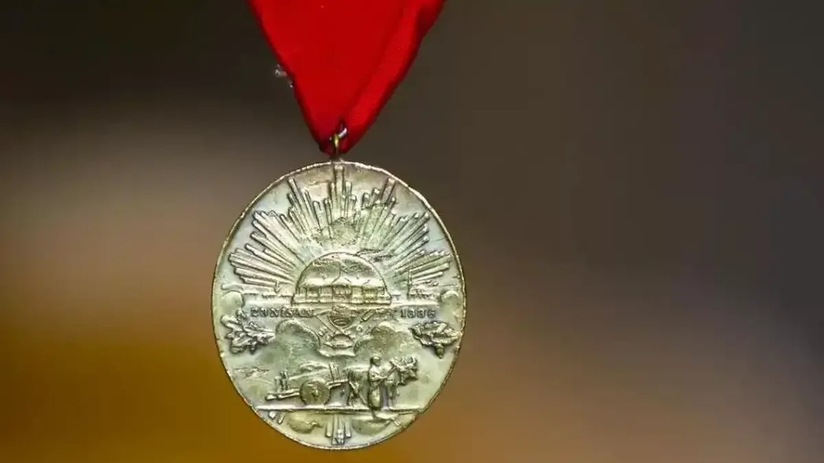 5 şehit ve gazinin mirasçılarına İstiklal Madalyası verildi.