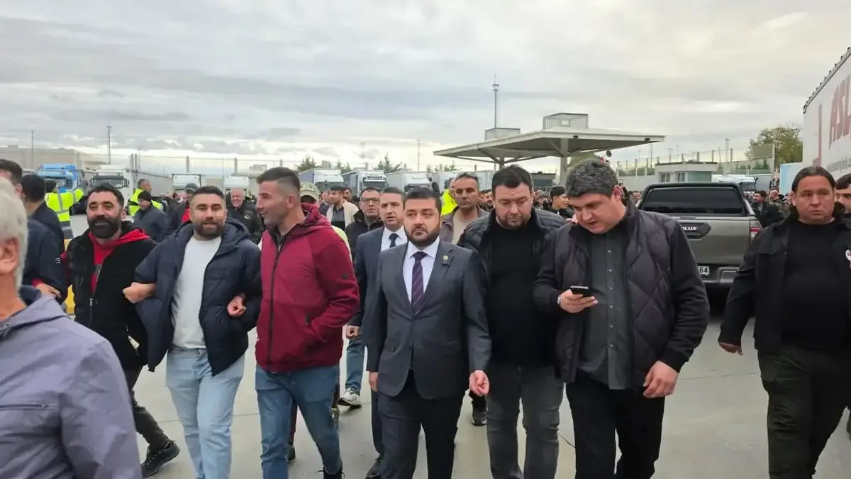 Kapıkule Sınır Kapısı'nda eylem yapan TIR şoförleri ve CHP Edirne Milletvekili Ahmet Baran Yazgan