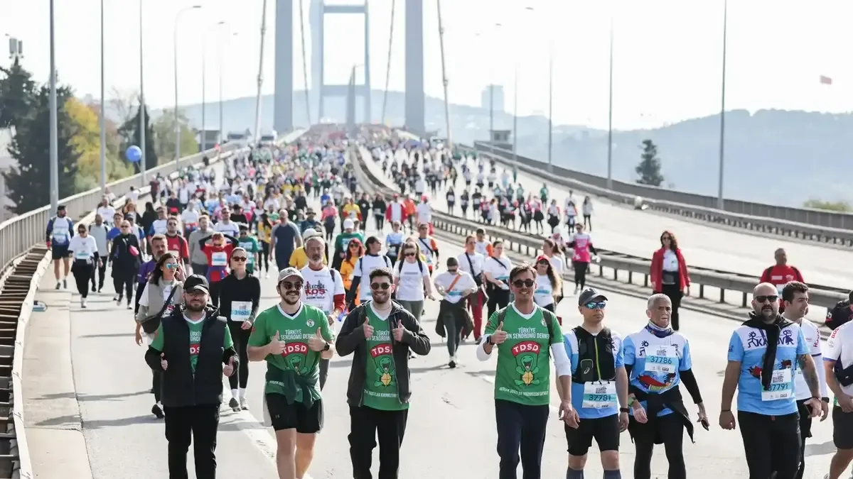 Türkiye İş Bankası 48. İstanbul Maratonu koşucuları