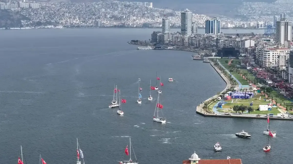 İzmir Körfezi’nde Cumhuriyet Kupası Yat Yarışları sırasında yelkenliler renkli görüntüler oluşturdu