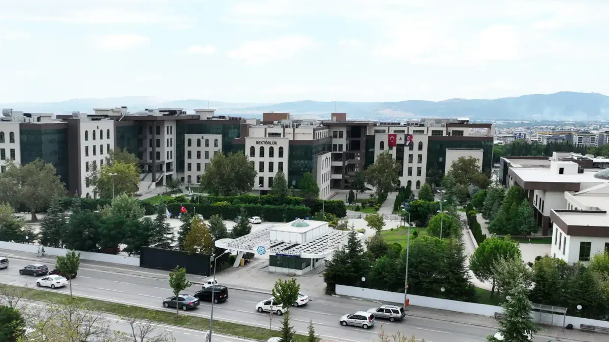 Bursa Teknik Üniversitesi'nin akademik başarılarını simgeleyen bir görsel.