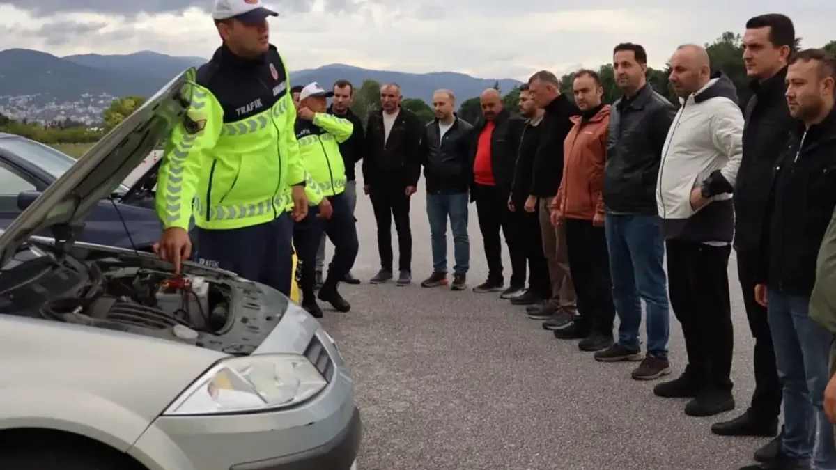 Bursa Jandarma Trafik, güvenli sürüş eğitimi alan şoförler.