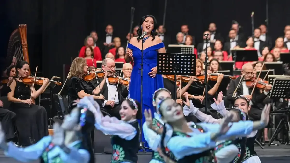 Konserde Türk dünyasının sanatçıları sahne aldı.
