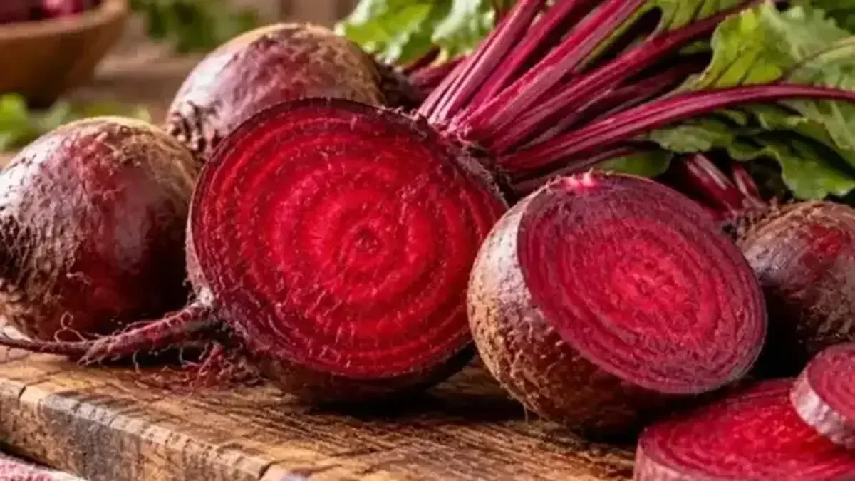 Kırmızı pancar ve sağlıklı salata malzemeleri