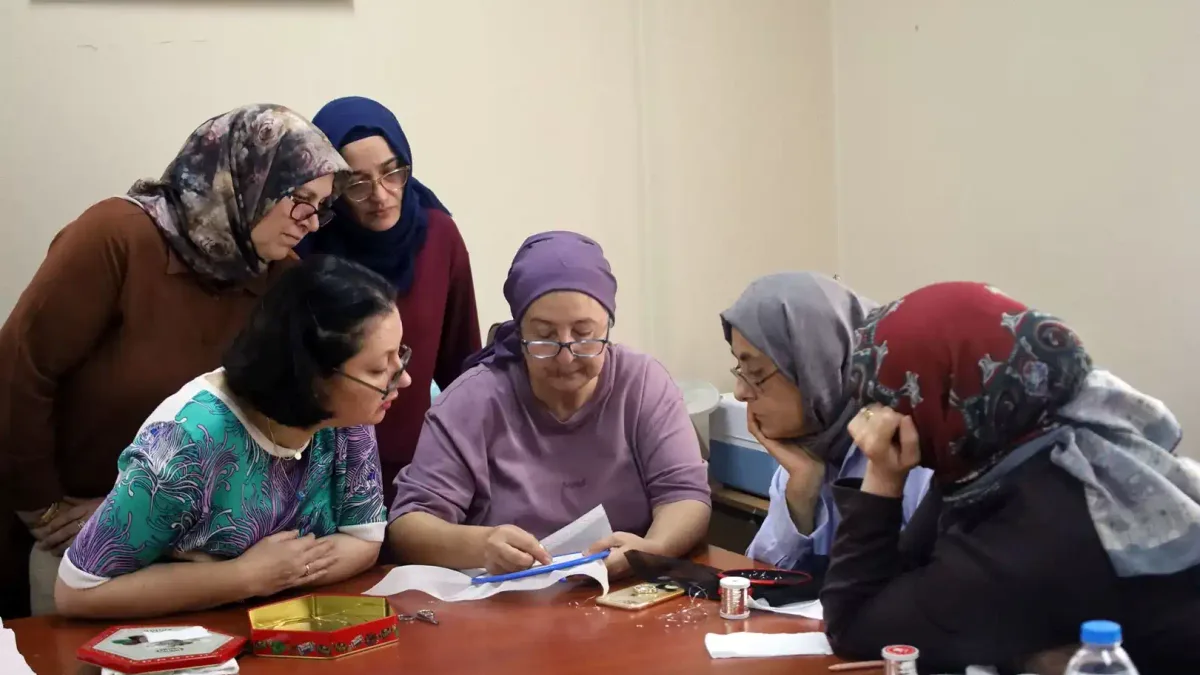 SAMEK'te katılımcılar el sanatları öğreniyor.