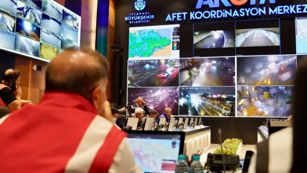 İstanbul'da şiddetli yağış sonrası tahliye edilen vatandaşlar.