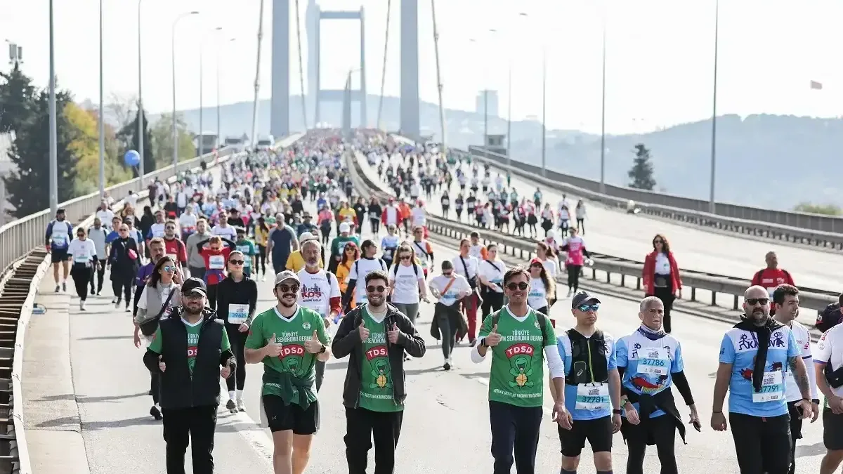 Türkiye İş Bankası 48. İstanbul Maratonu koşucuları ve İstanbul Boğazı manzarası