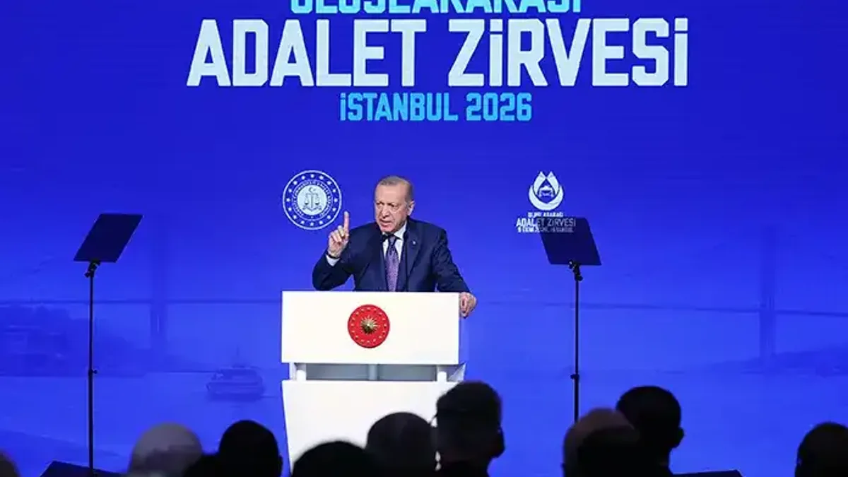 Cumhurbaşkanı Erdoğan, Uluslararası Adalet Zirvesi'nde konuşma yaparken.