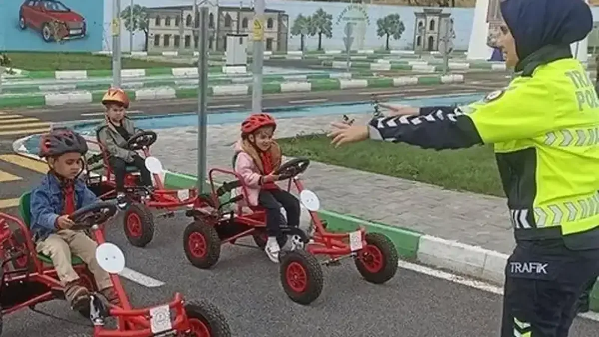 Kilis Trafik Eğitim Parkı'nda öğrenciler trafik kurallarını öğreniyor.