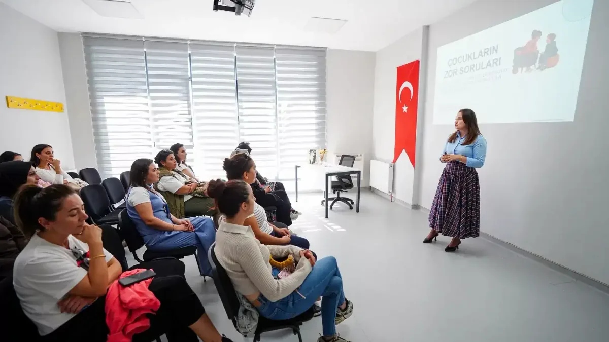Beylikdüzü'nde düzenlenen aile içi iletişim semineri.