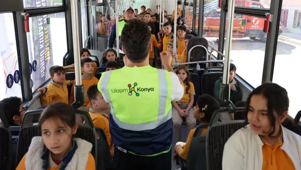 Konya'da Nezaket Otobüsü projesi ile eğitim alan öğrenciler.