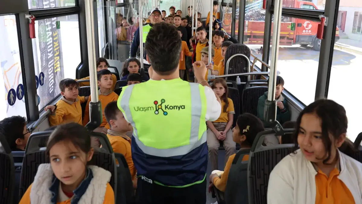 Konya'da Nezaket Otobüsü projesi ile eğitim alan öğrenciler.
