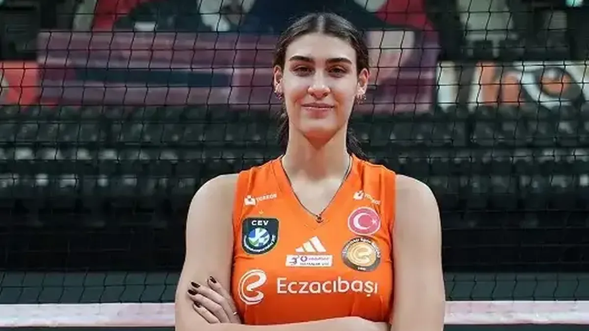 Karmen Aksoy Eczacıbaşı Peron İstanbul formasıyla